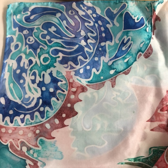 VTG  Custom-printed  and  hand-rolled 100% Silk Gorgeous Oblong Scarf - Picture 6 of 16